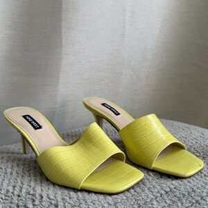 Nine West Yellow Croc Embossed Slide Heels Mules Size 6.5